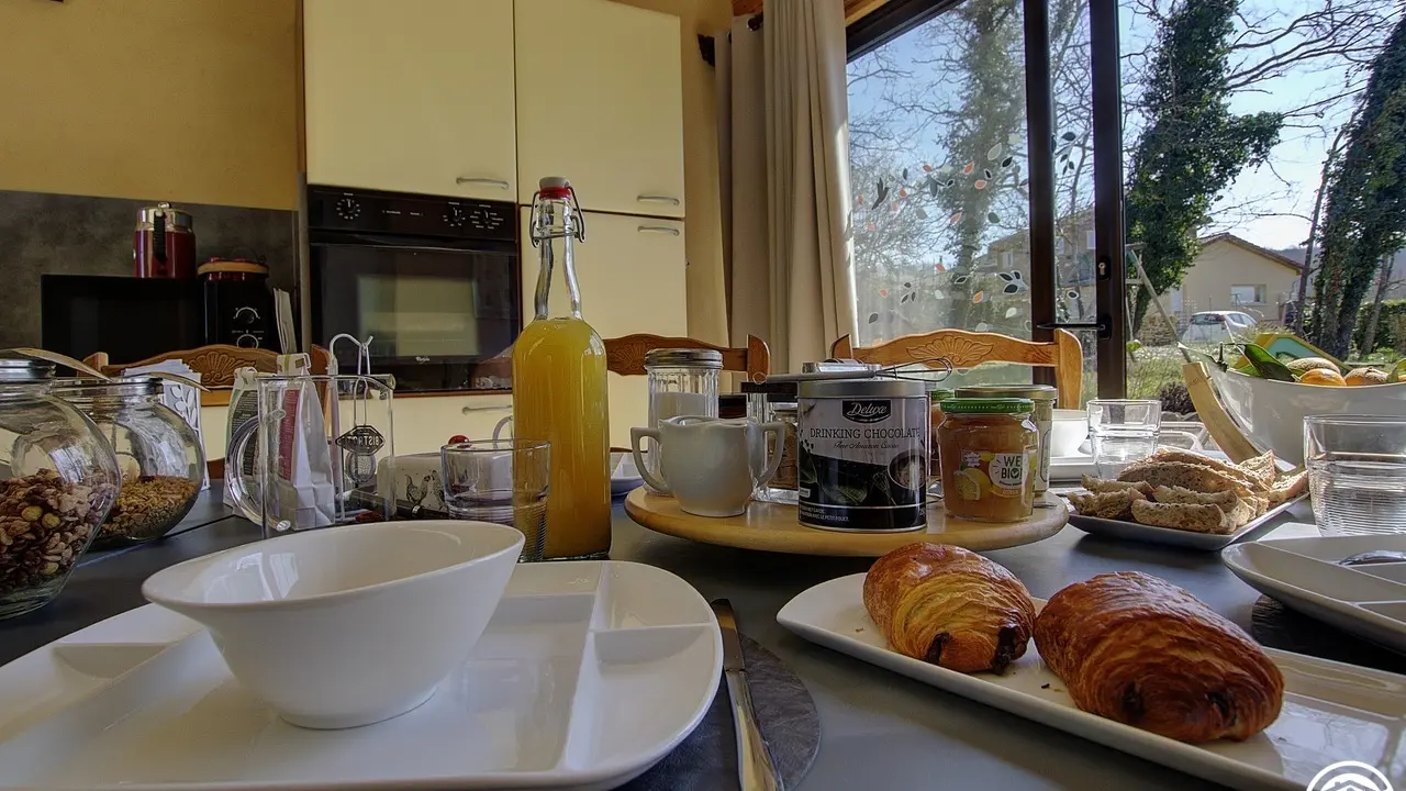 Petit déjeuner en pièce commune.
Le grand noyer Ambronay