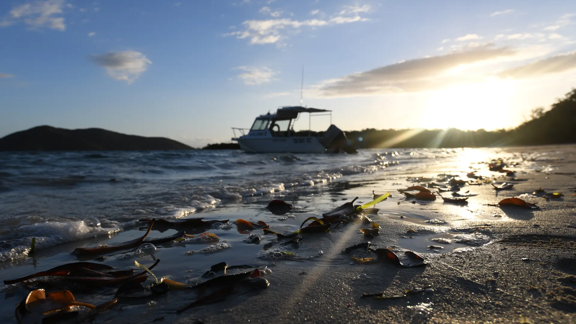 bateau, relais de Golonne, Poum, couche de soleil, mer