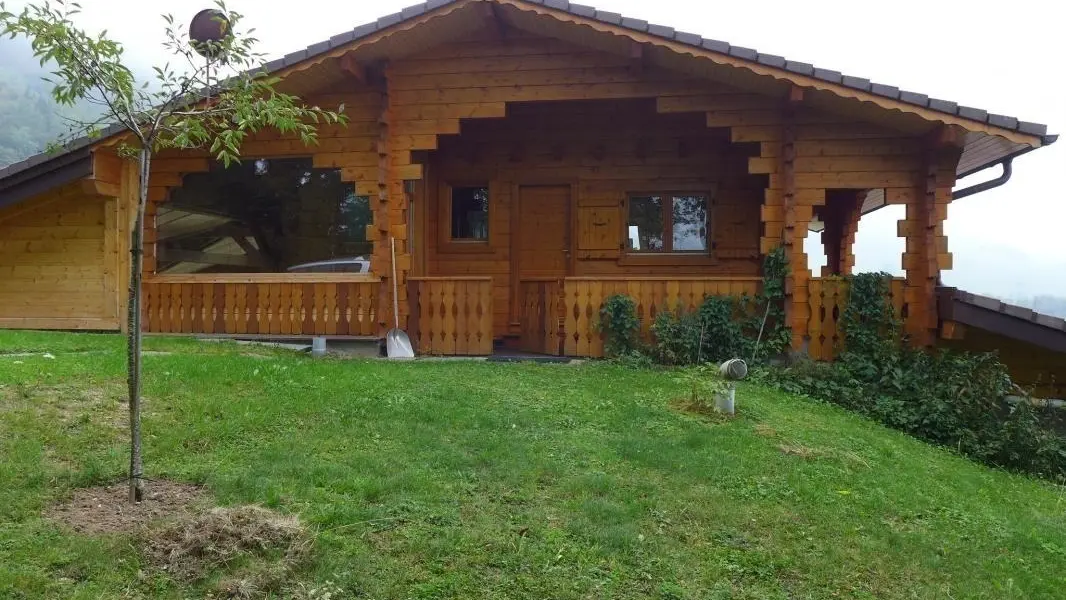 Vue coté nord. Entrée du gîte.