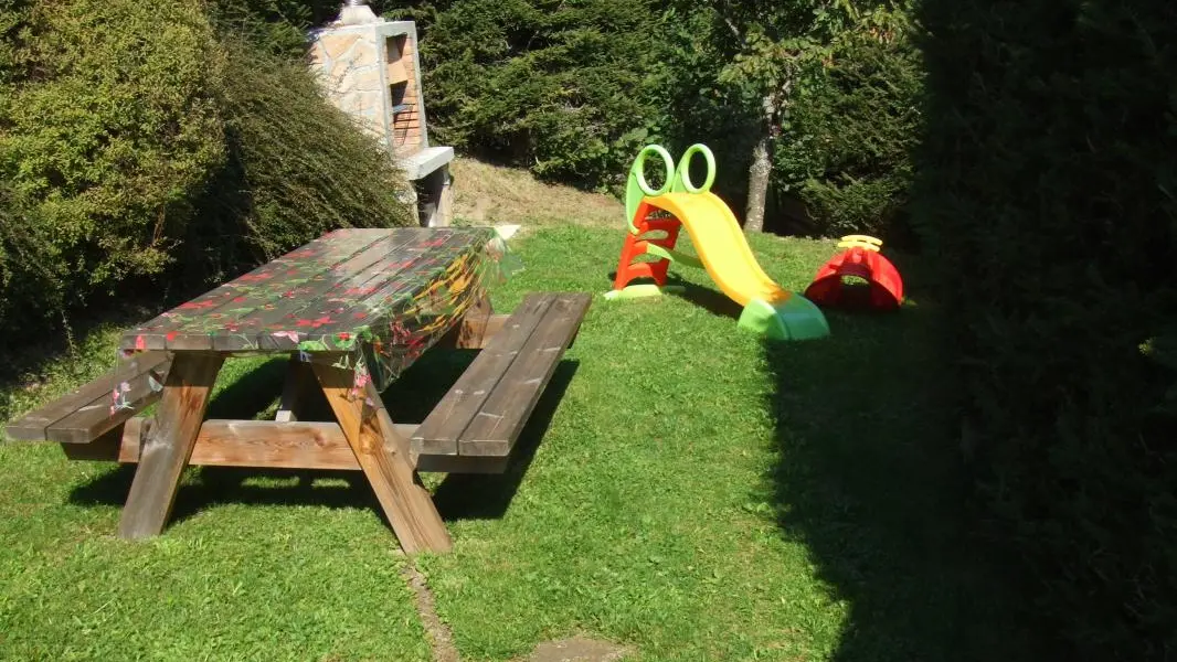 jardin et barbecue communs aux 2 gîtes