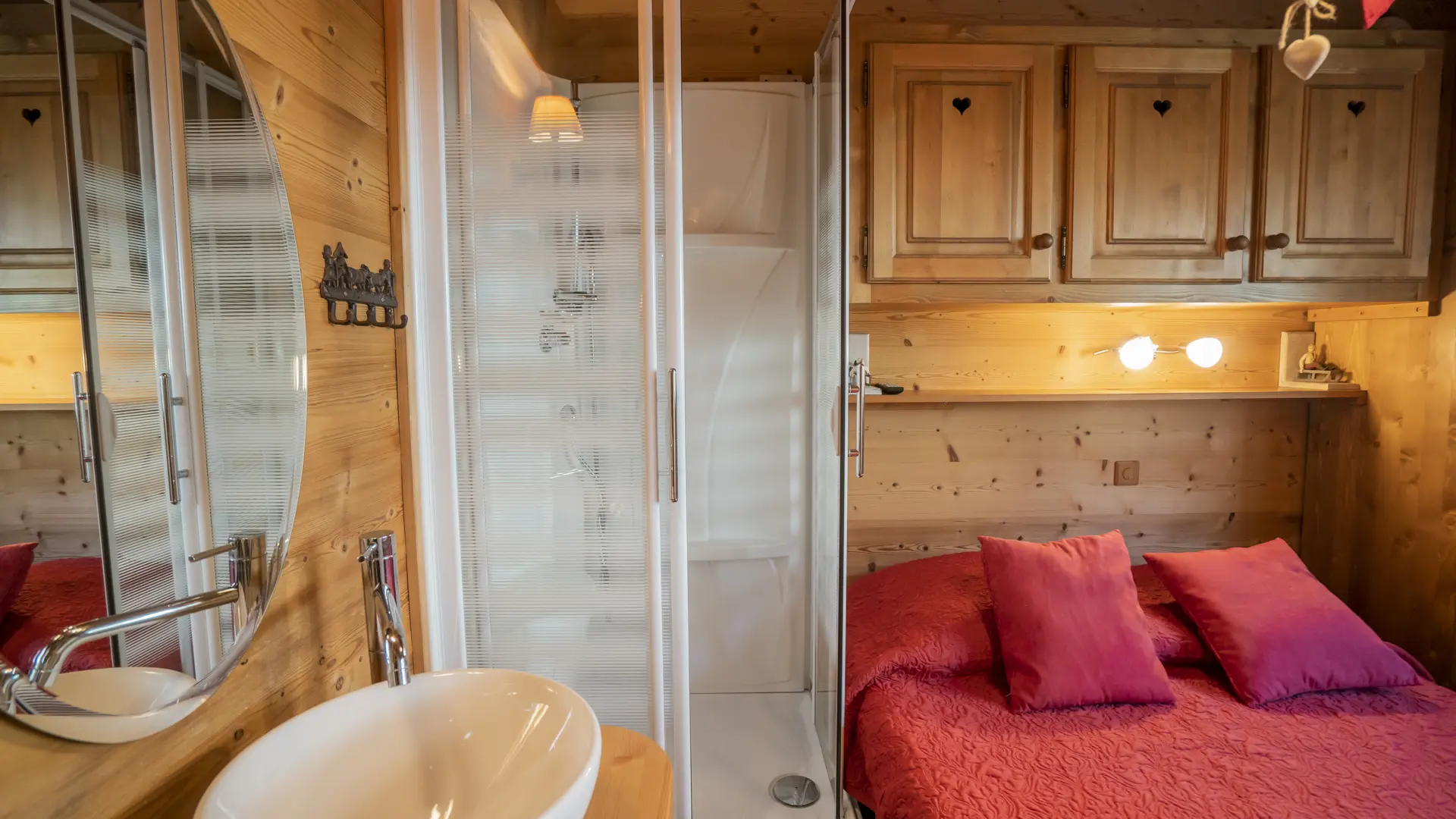 Chambre double et salle de bains