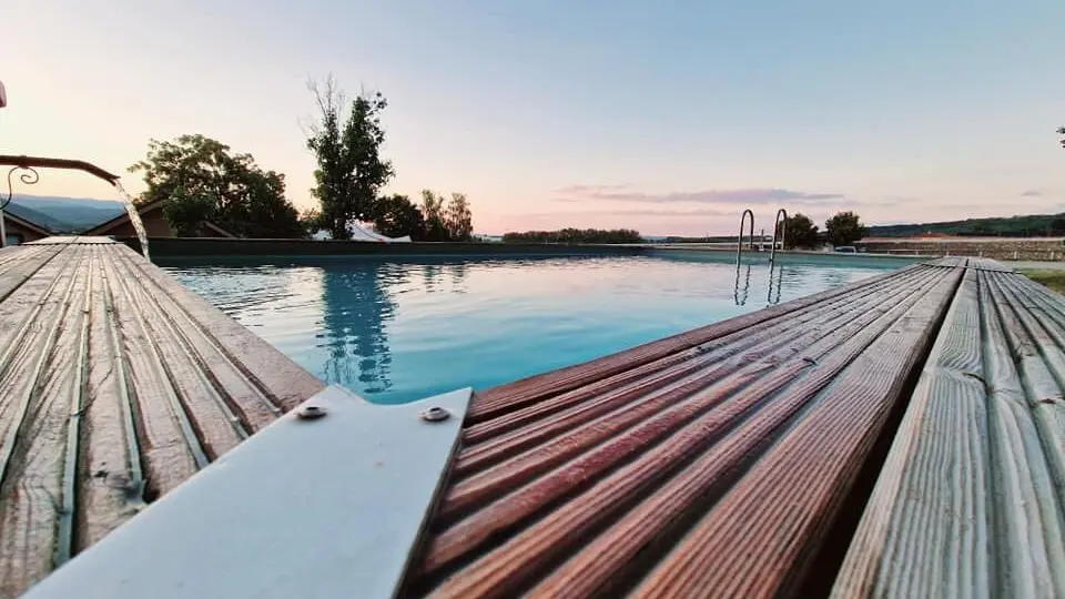 Piscine hors-sol (10x4m, ouverte de juin à sept selon météo)