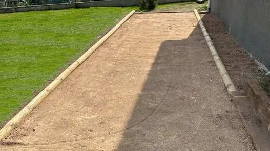 Terrain de pétanque le long de la maison.