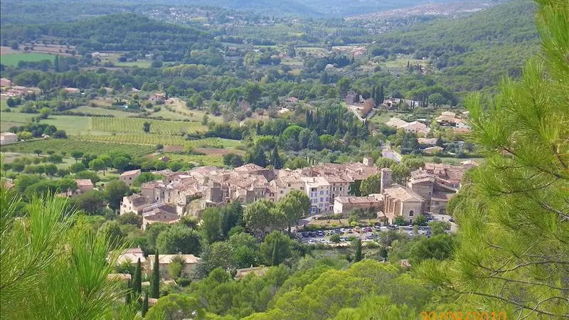 Vue du village de Villecroze depuis la Voie Romaine