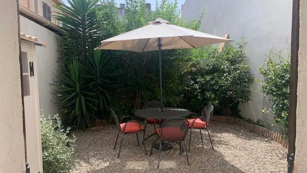 Patio privé avec salon de jardin