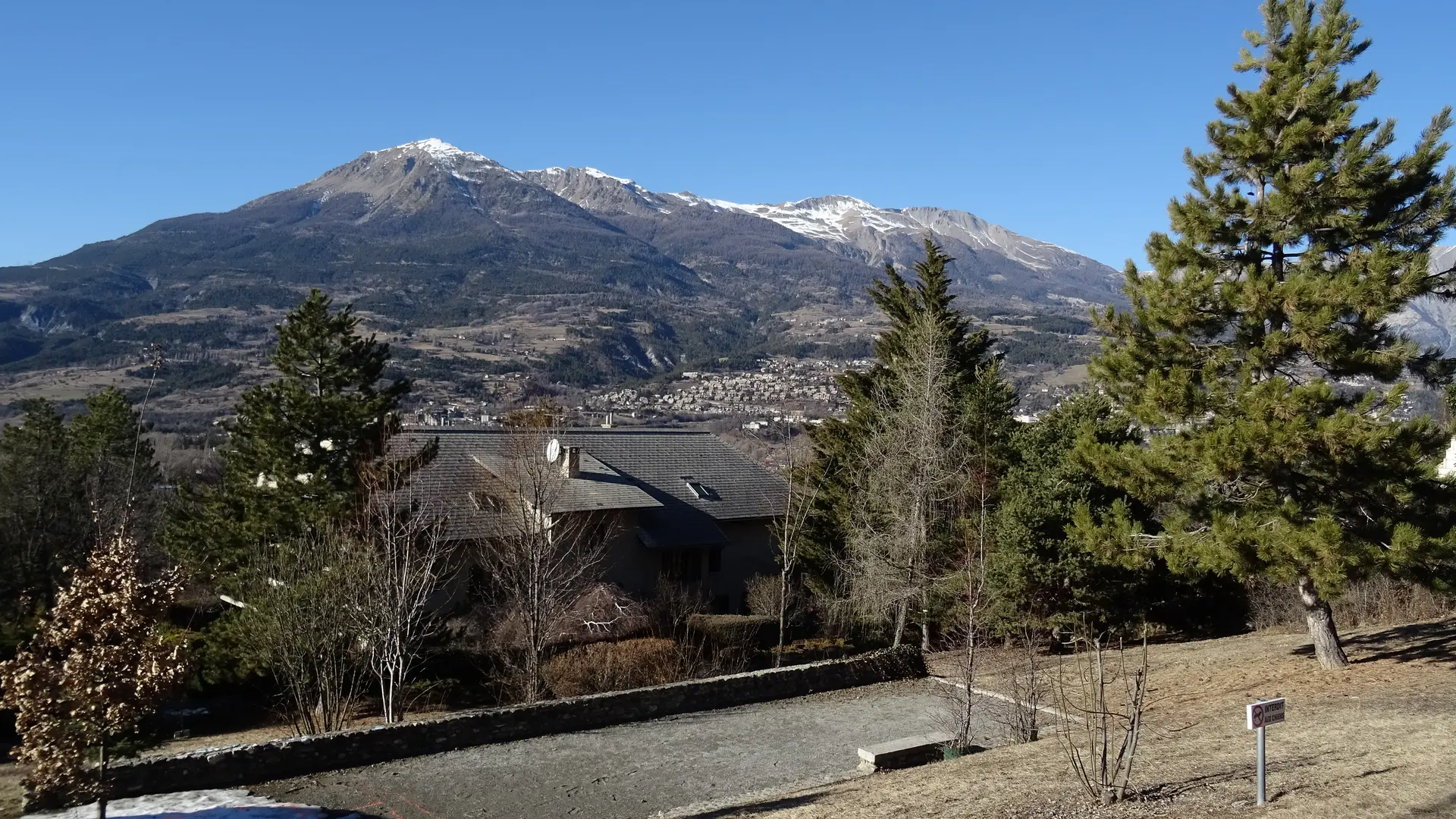 Boulodrome accessible derrière la résidence