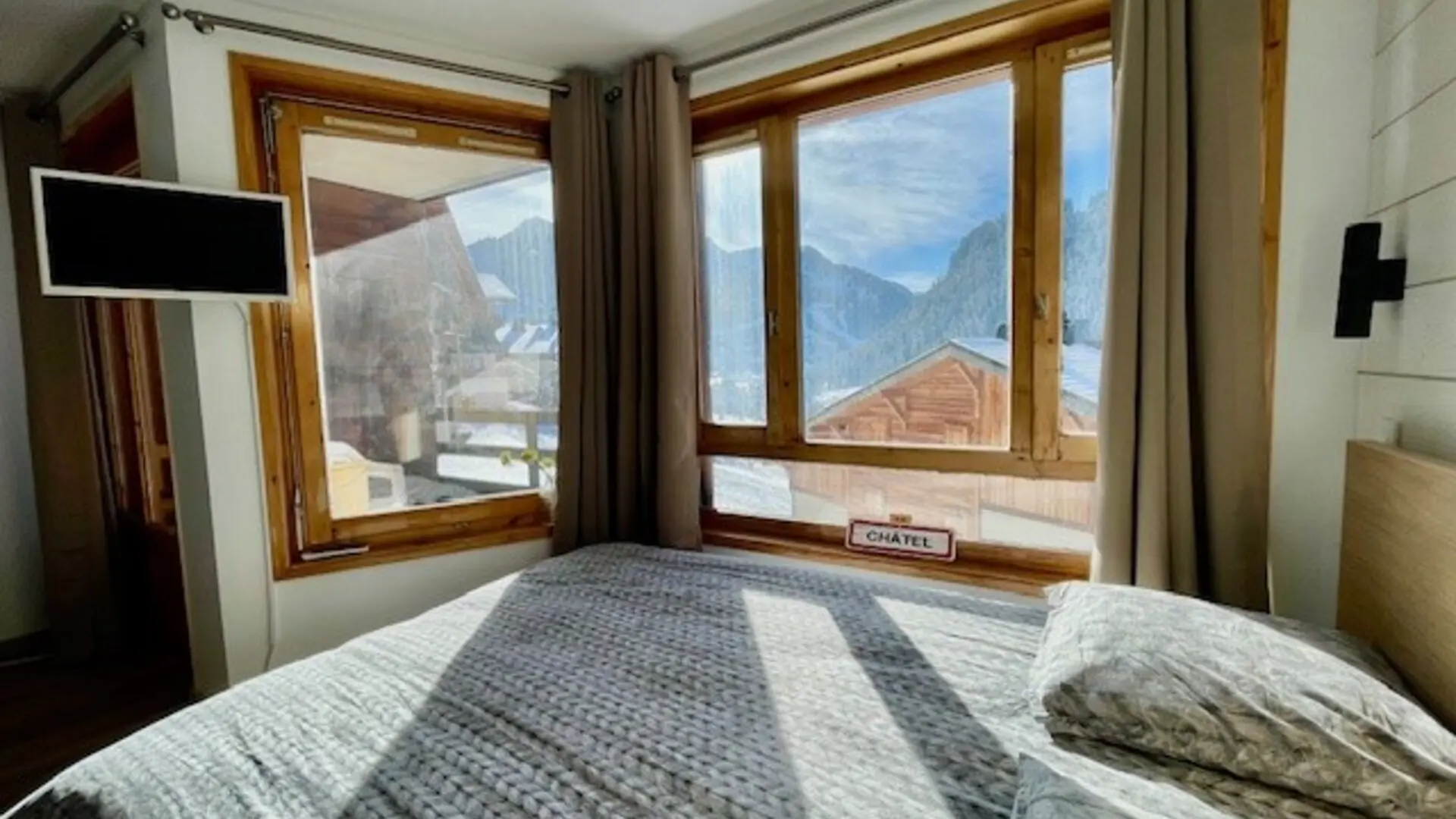 Lit double et tv - Studio Val Pierre