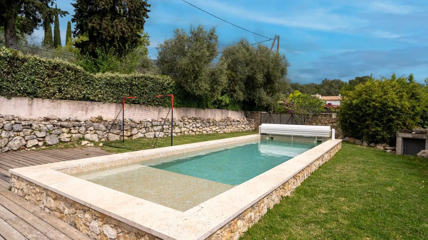Piscine doublement sécurisée par un espace clos et un rideau Mas d'Osmeea à Roquefort-les-Pins Gîtes de France Alpes-Maritimes
