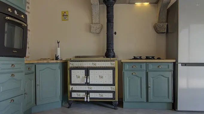La cuisinière à bois avec à côté son mode de cuisson et ses 4 feux gaz