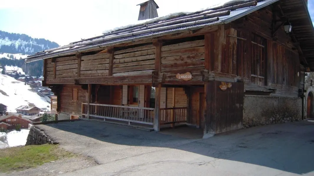 Entrée chalet et parking privé