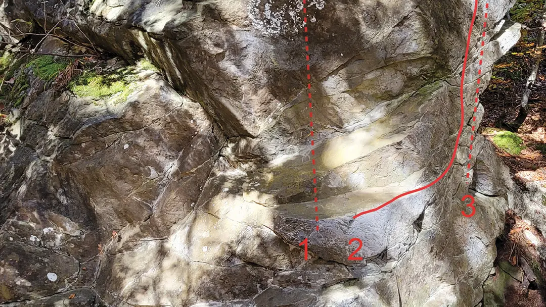 Bloc Loup (Piste du bas)  1/ La louve 6a+ (DA) 2/ Croc blanc 6a (DA)