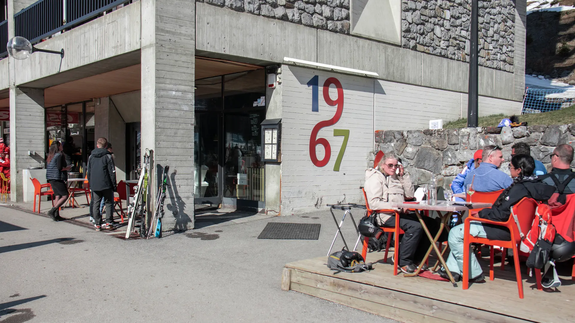 Côté du restaurant avec sa terrasse