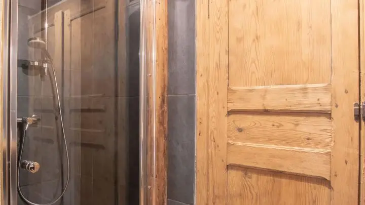 Coin lavabo et douche de la chambre du rez de chaussée