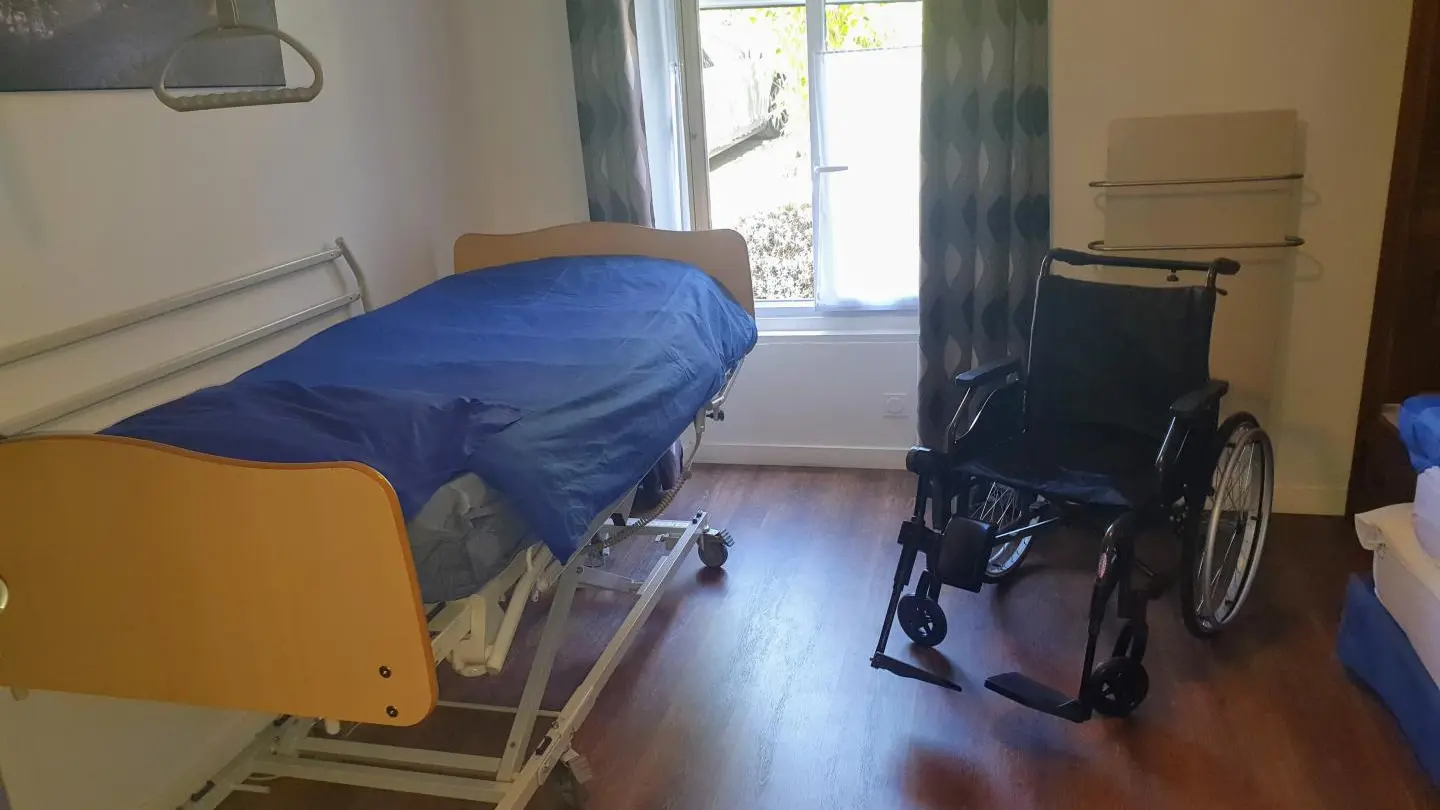 Chambre bleu PMR avec lit médicalisé (en location)
