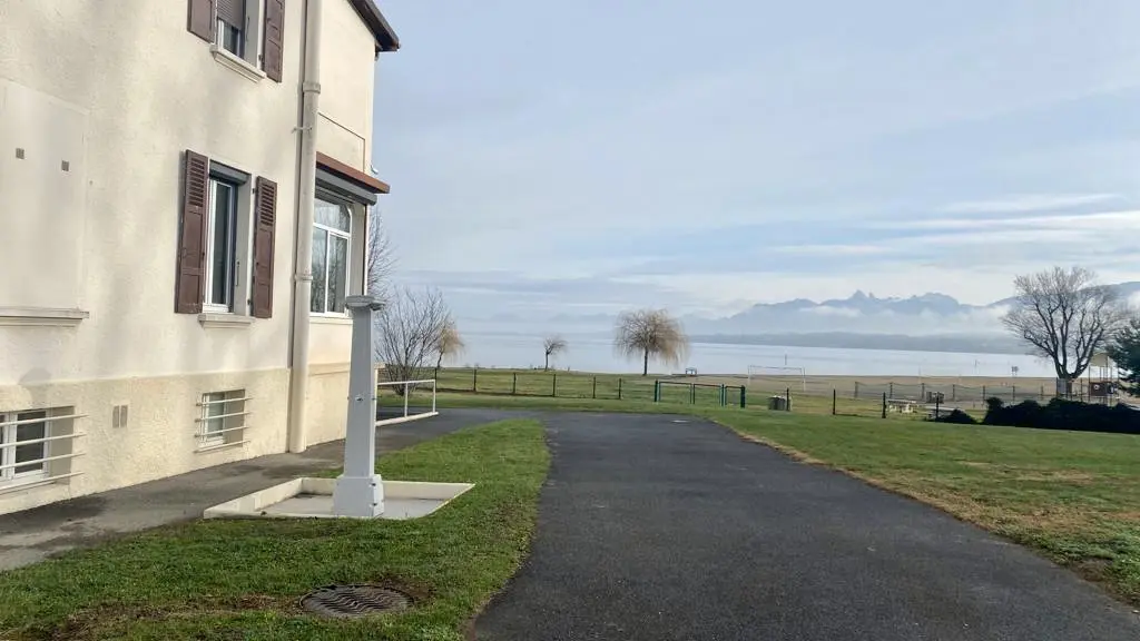 Allée longeant le bâtiment qui mène à la plage