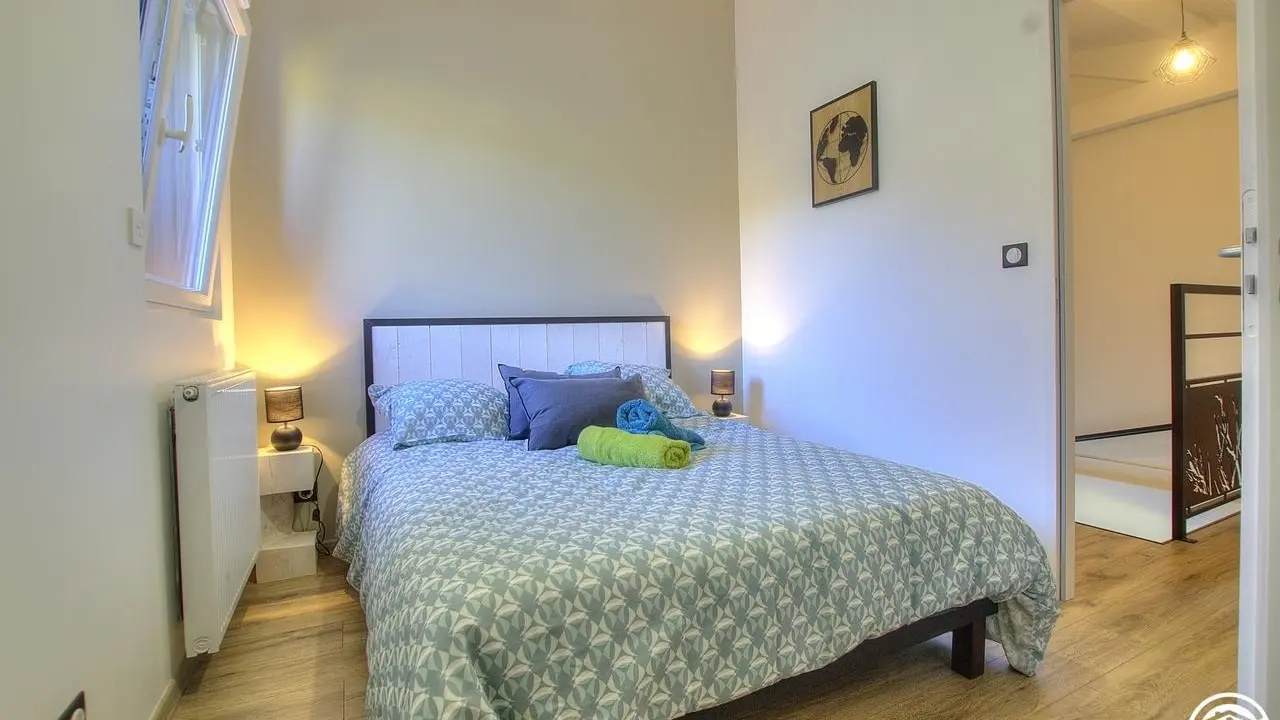 Chambre équipée d'un lit en 140.