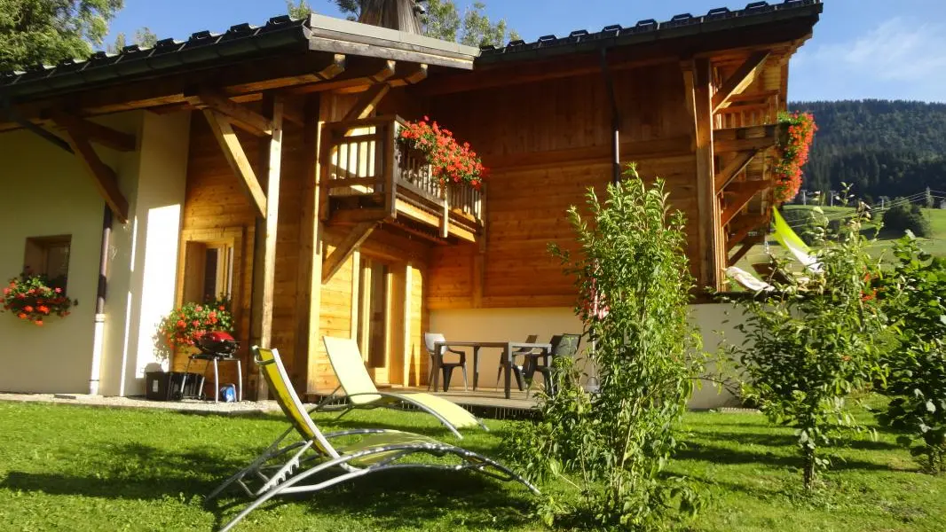 Une terrasse orientée Ouest, au soleil l'après- midi et en soirée en été.