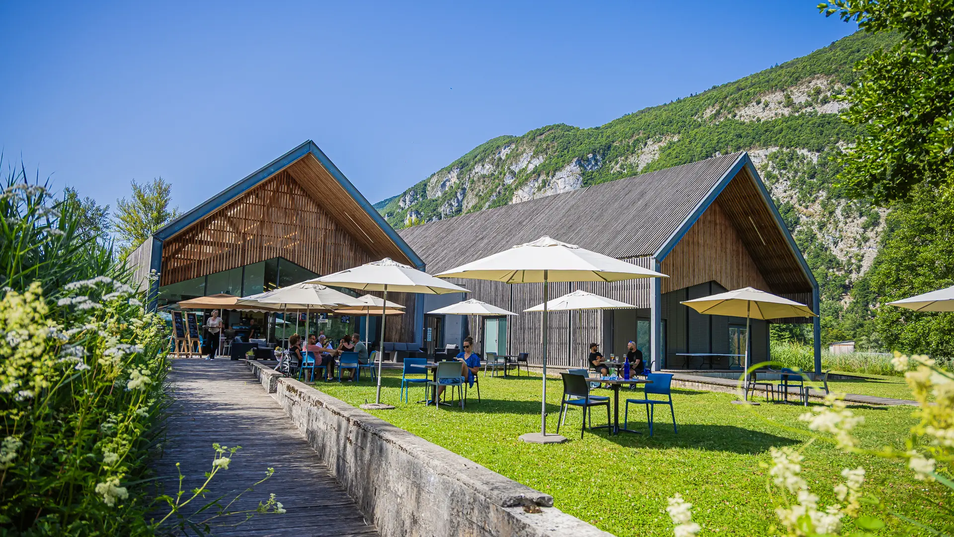 Terrasse du bar salon de thé Côté Lac