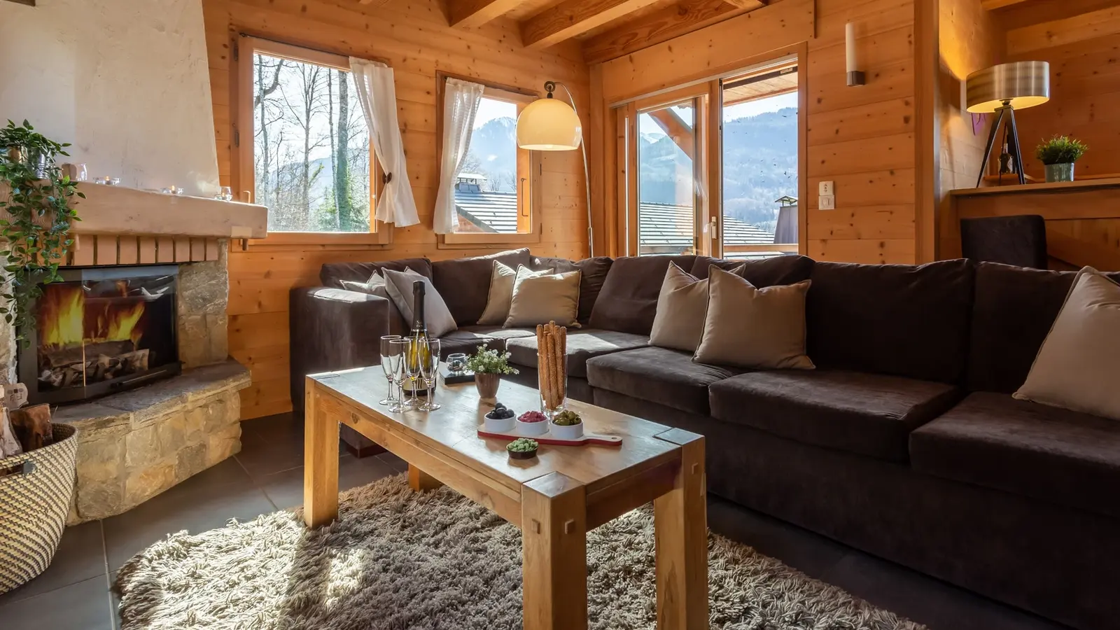 Canapé, table basse et cheminée