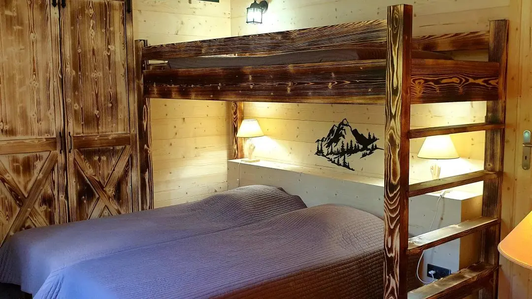 La chambre Cotagne peut accueillir 3 personnes .