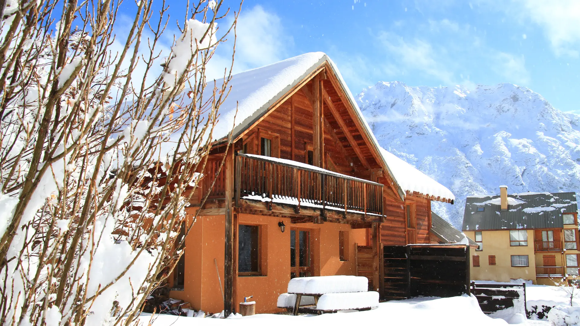 Ce chalet donne directement dans les champs sur le devant