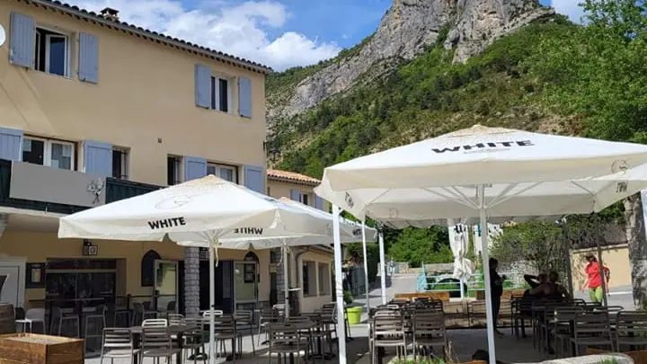 Terrasse avec vue sur les falaises d'Orpierre