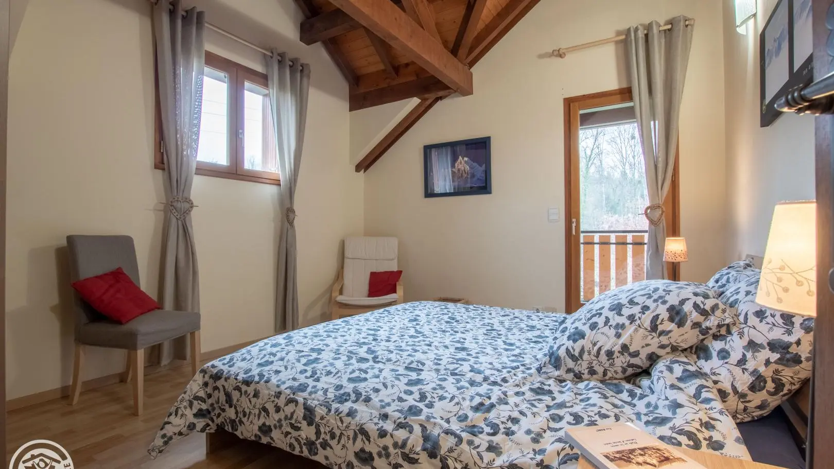 Accès à un petit balcon de cette chambre.