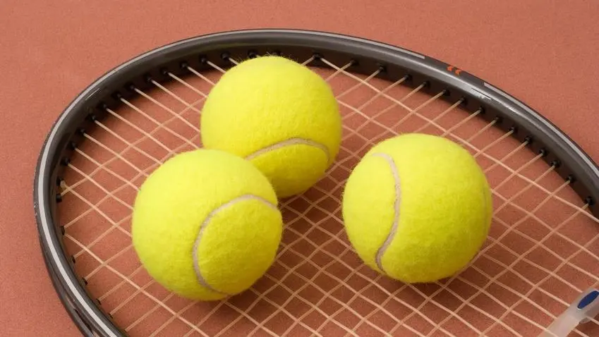 Raquette et balles de tennis