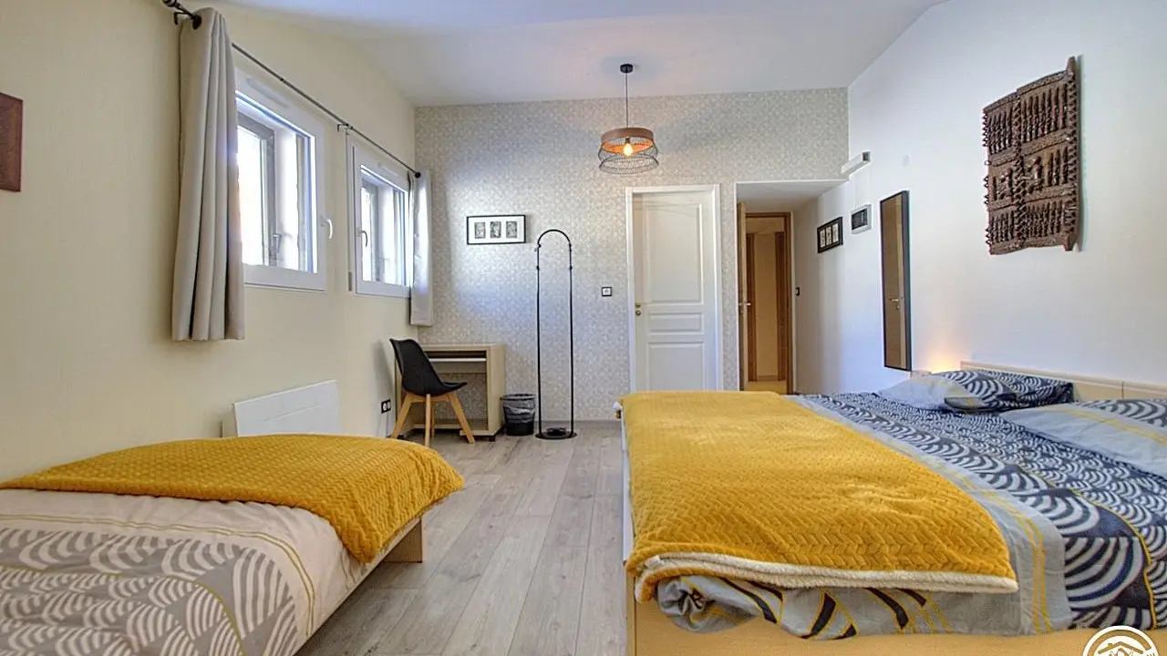 Chambre Ouaga avec 1 lit double (2 lits réunis avec surmatelas) et 1 lit simple