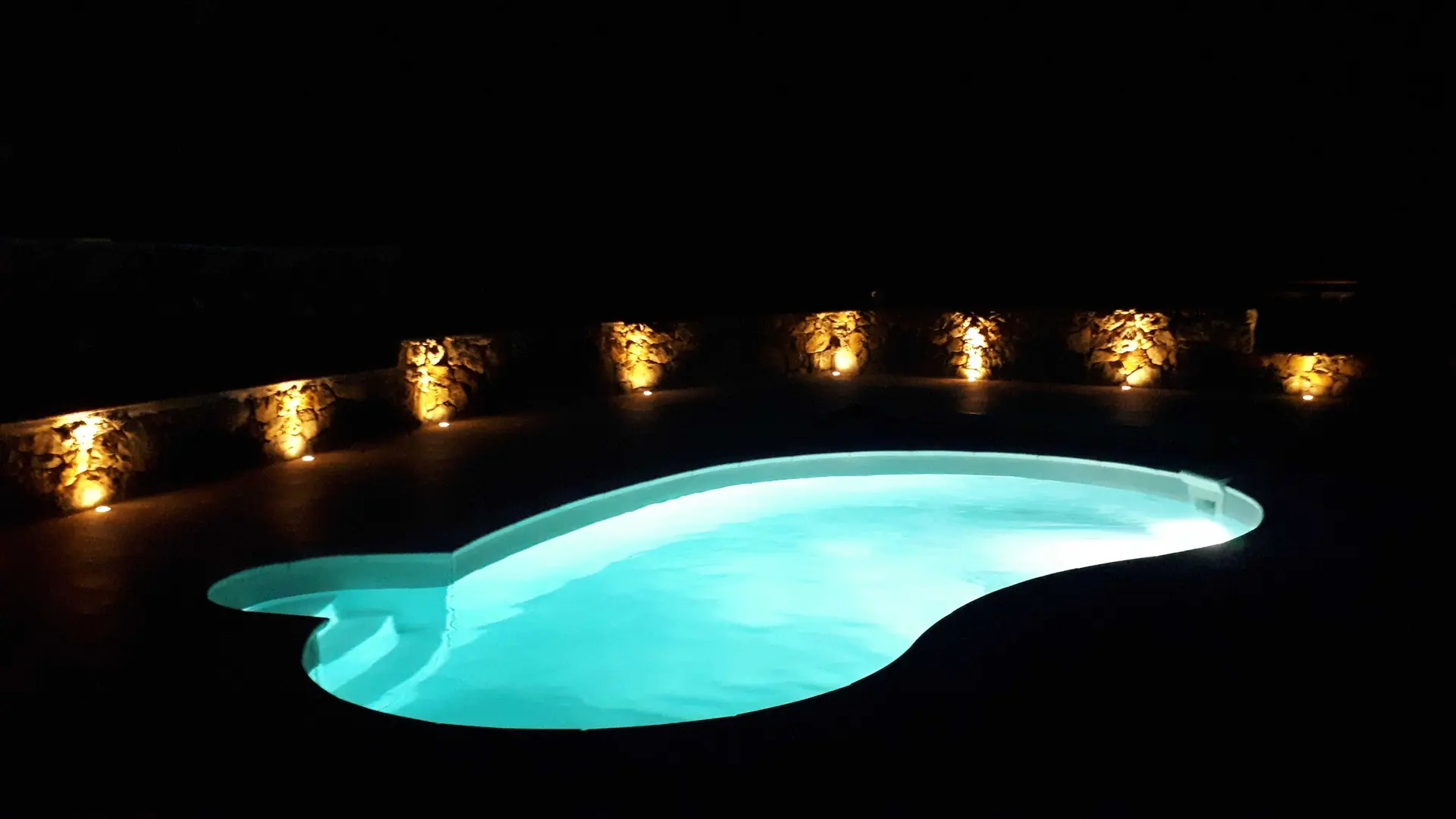 Joyanna-Piscine commune de nuit-Touët-de-l'Escarène-Gîtes de France des Alpes-Maritimes