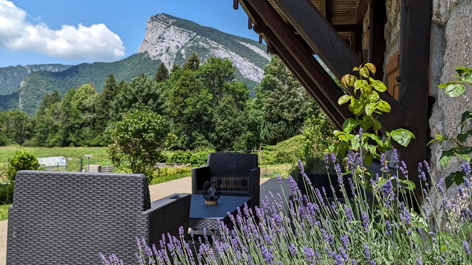 Terrasse avec vue sur Roche-Veyrand