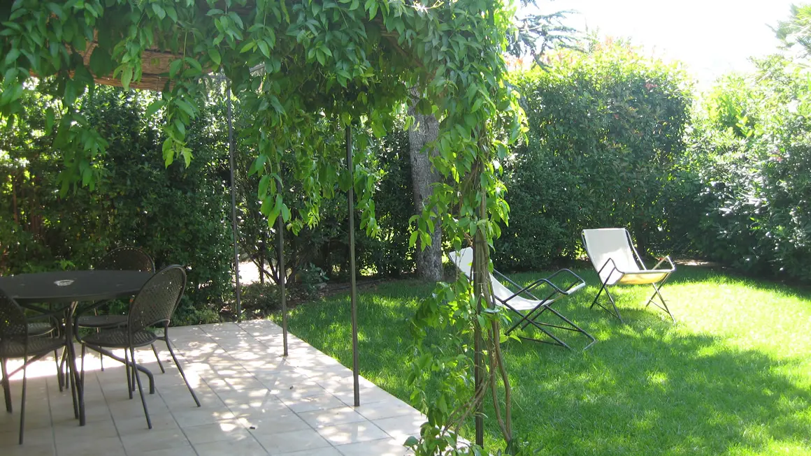 Jardin privé, clôturé et sans vis-à-vis avec terrasse