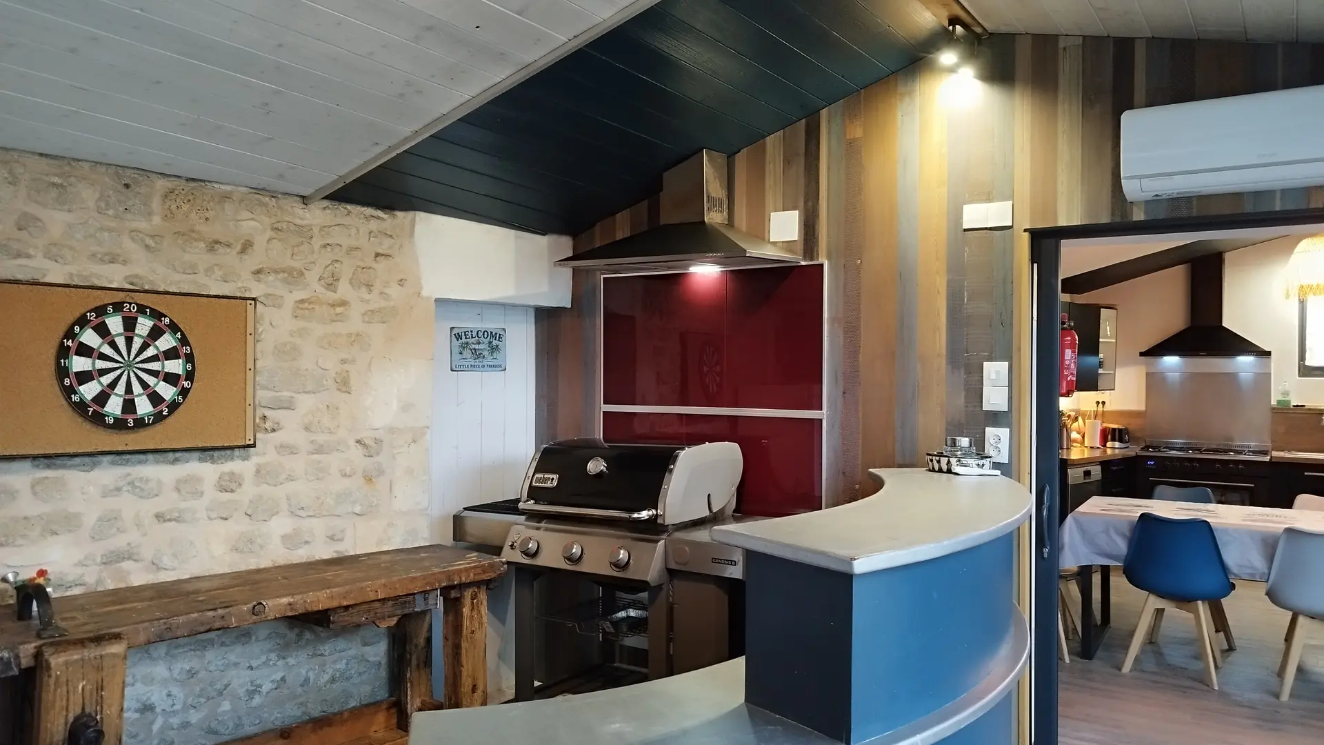 Espace bar, cible de fléchette, barbecue.