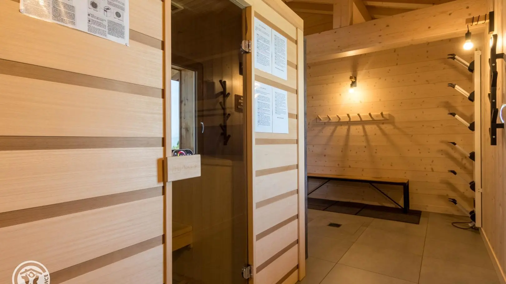Espace sauna - ski-room avec sèche-chaussures