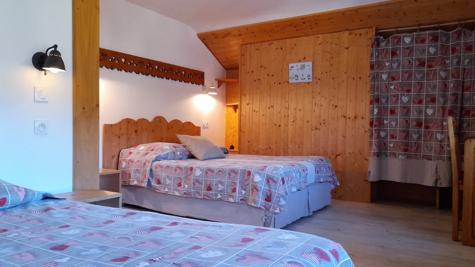 Chambre à la décoration boisée, aménagée de trois lits simples