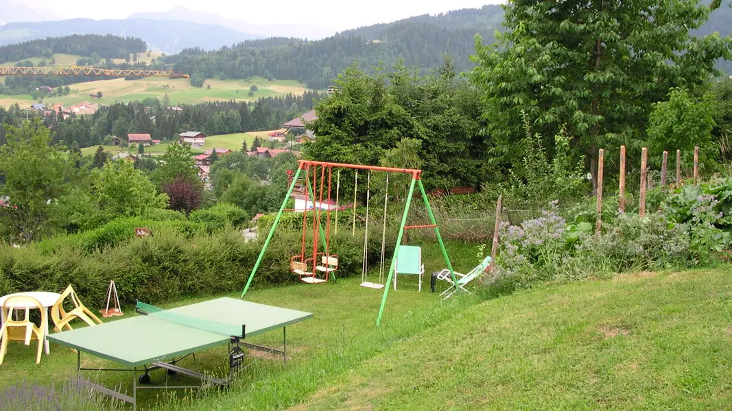 Balançoires, table et chaises, chaises-longues