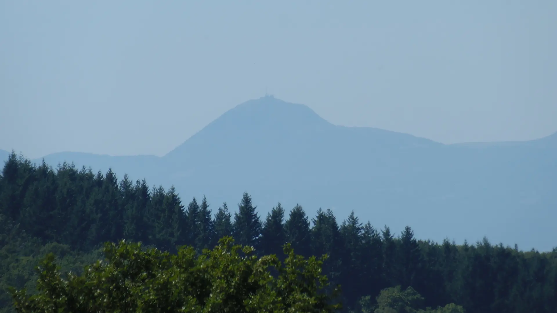 Vue sur le Puy de Dôme depuis la Guillermie