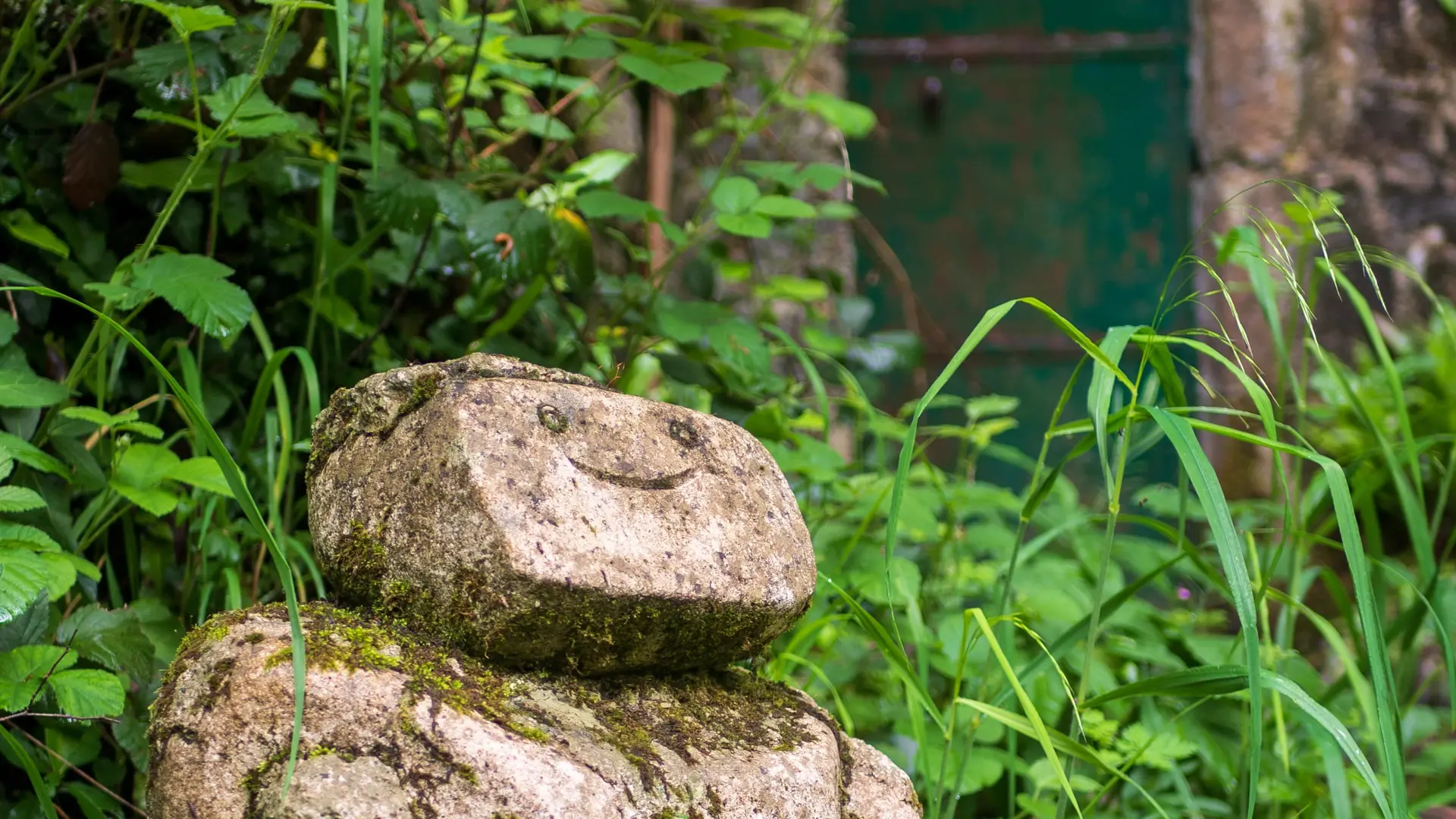 L'entrée de la grotte des fées à Ferrières-sur-Sichon