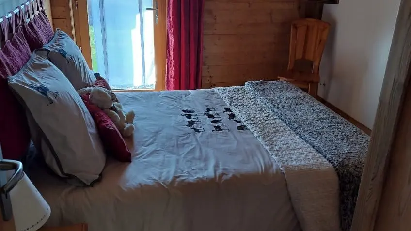 Lit double avec porte fenetre