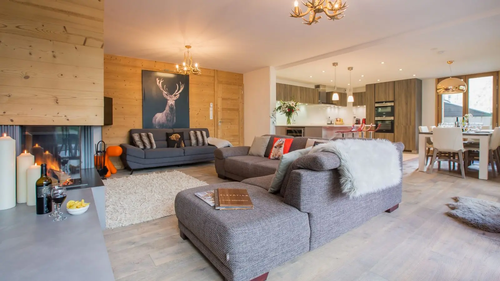 Salon ouvert sur séjour et cuisine atmosphere chalareuse et cosy