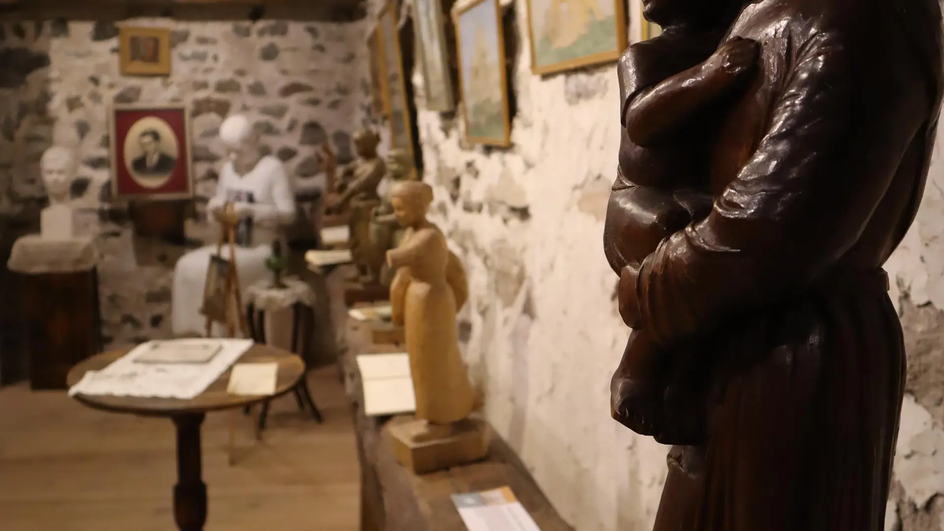 Les sculptures de Julien-Joseph au premier étage de la maison Faure Vincent Dubois