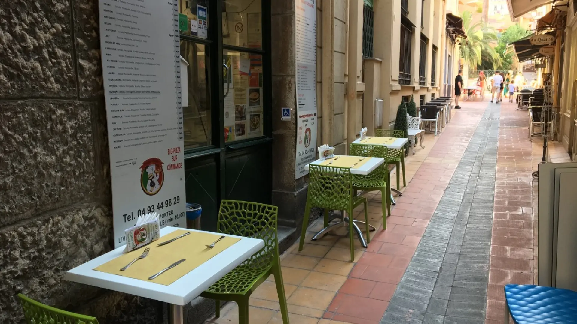 Tables à l'extérieur du restaurant Specialitaly