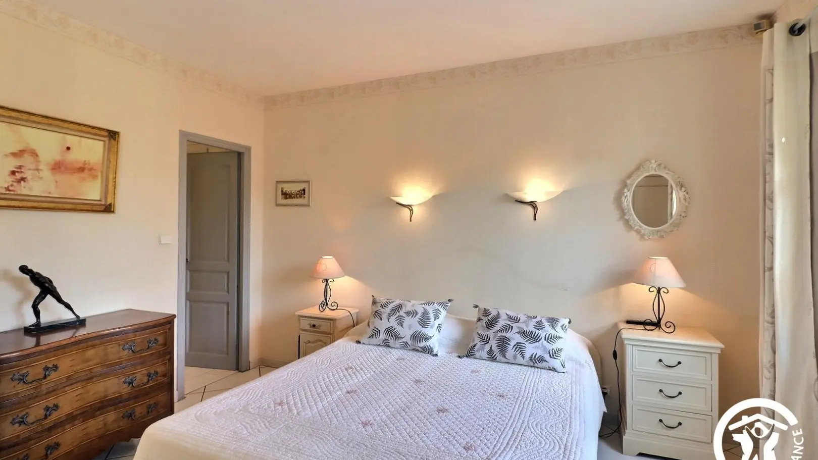 Chambre parentale avec salle de bain privative