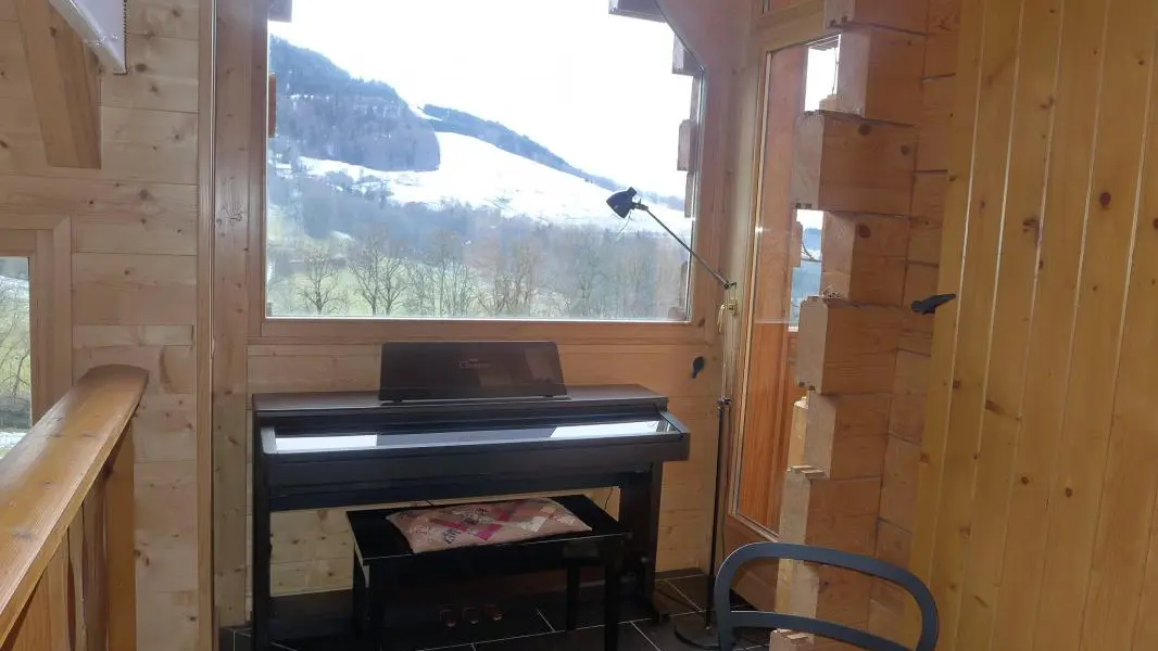 Balcon fermé avec piano