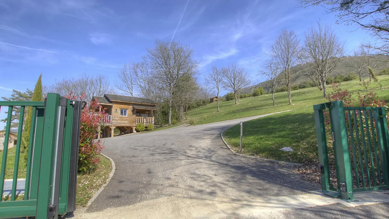 Portail à l'entrée du site.