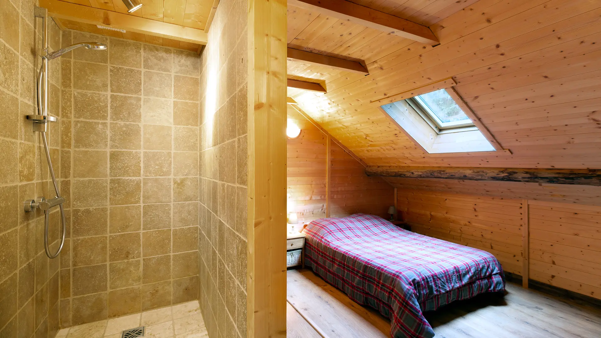 3ème chambre à l'étage, avec douche