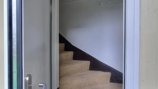 L'accès au gîte qui se situe au 1er étage se fait par une entrée privé à l'appartement.