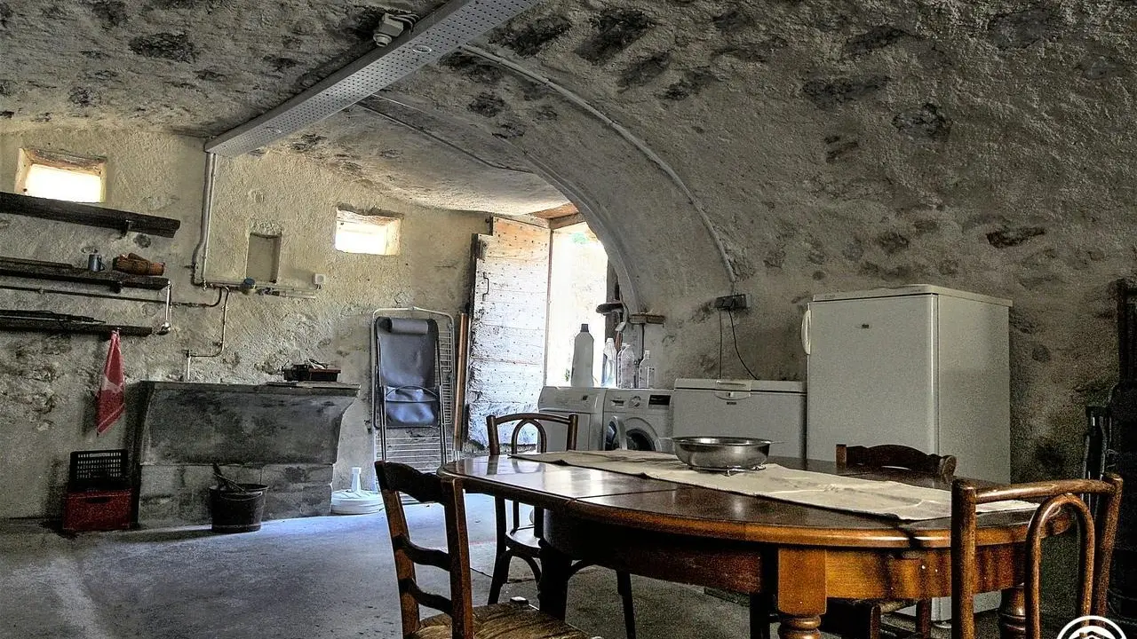 La cave voutée avec lave-linge, congélateur et réfrigérateur