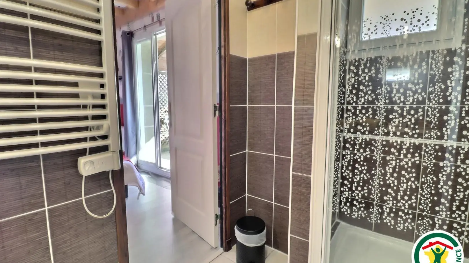 Salle d'eau communicante avec les chambres Bleuet et Lotus