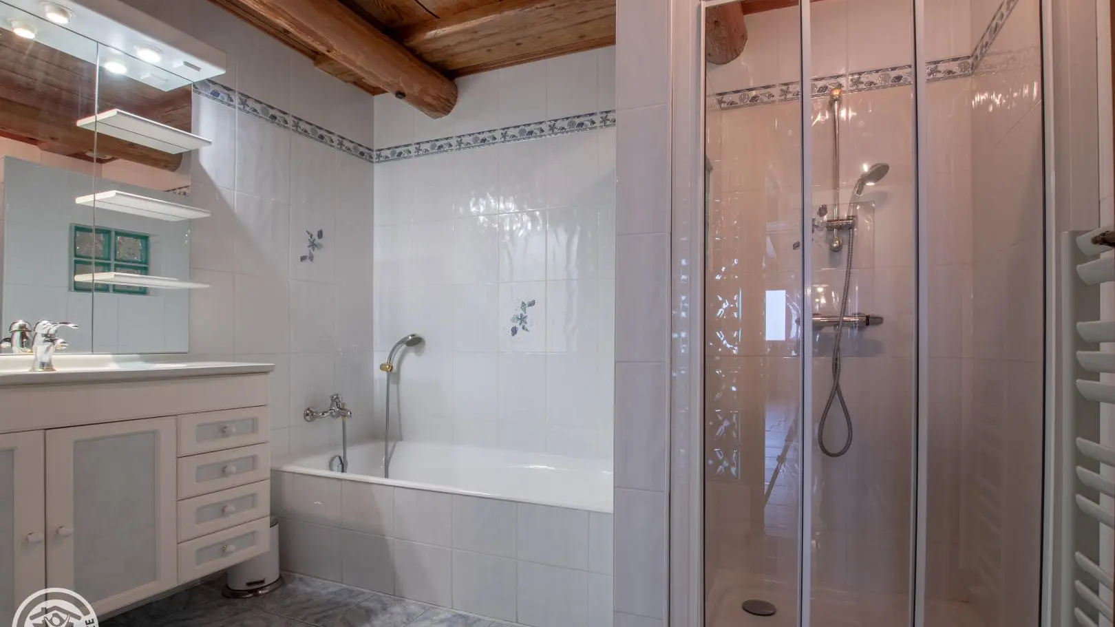 Salle de bain avec baignoire et douche.